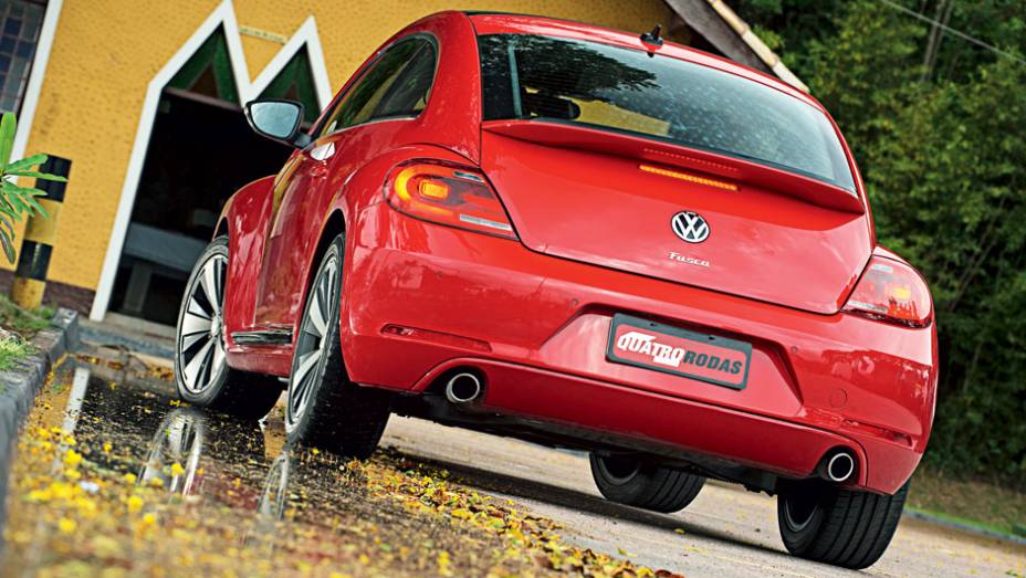 Aerofólio e escapamento duplo são de série, mas as rodas de liga leve aro e 18 bicolores são opcionais, por 2 050 reais | <a href="https://beta-develop.quatrorodas.abril.com.br/carros/testes/volkswagen-fusca-729776.shtml" rel="migration">Leia mais</a>