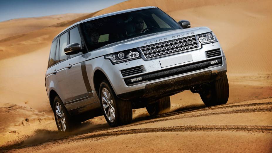 A versão V8 5.0 esbanja 510 cv em qualquer tipo de terreno | <a href="https://beta-develop.quatrorodas.abril.com.br/carros/impressoes/range-rover-vogue-729749.shtml" rel="migration">Leia mais</a>