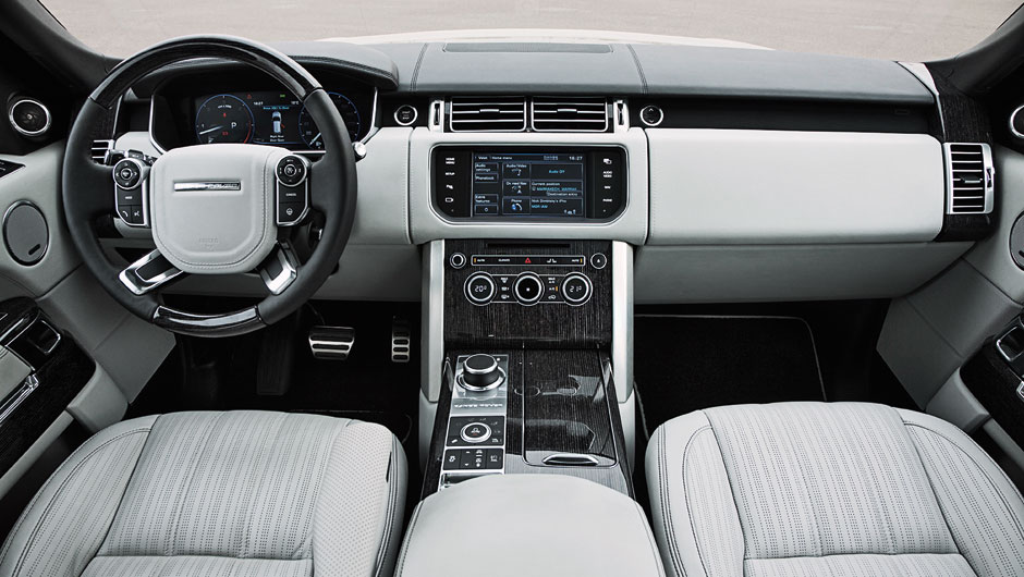 Interior agora tem menos comandos, que foram transferidos para o monitor central | <a href="https://beta-develop.quatrorodas.abril.com.br/carros/impressoes/range-rover-vogue-729749.shtml" rel="migration">Leia mais</a>