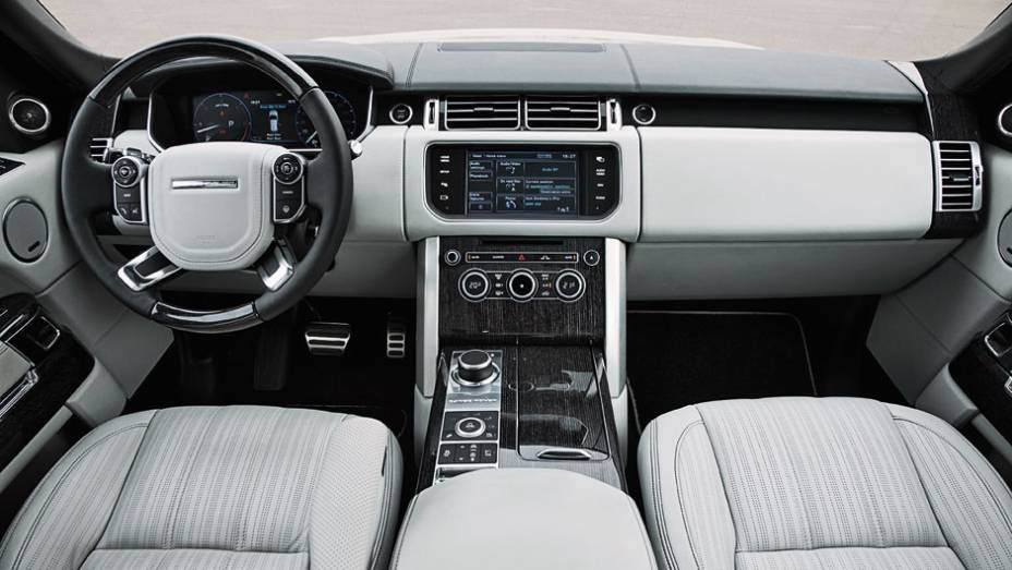 Interior agora tem menos comandos, que foram transferidos para o monitor central | <a href="https://beta-develop.quatrorodas.abril.com.br/carros/impressoes/range-rover-vogue-729749.shtml" rel="migration">Leia mais</a>