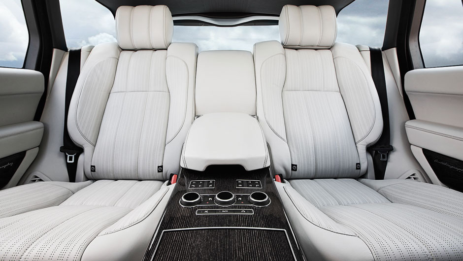 A versão limusine troca o banco inteiriço por duas poltronas que têm até massageador | <a href="https://beta-develop.quatrorodas.abril.com.br/carros/impressoes/range-rover-vogue-729749.shtml" rel="migration">Leia mais</a>