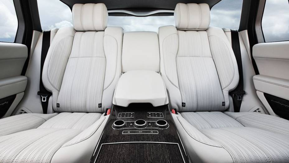 A versão limusine troca o banco inteiriço por duas poltronas que têm até massageador | <a href="https://beta-develop.quatrorodas.abril.com.br/carros/impressoes/range-rover-vogue-729749.shtml" rel="migration">Leia mais</a>