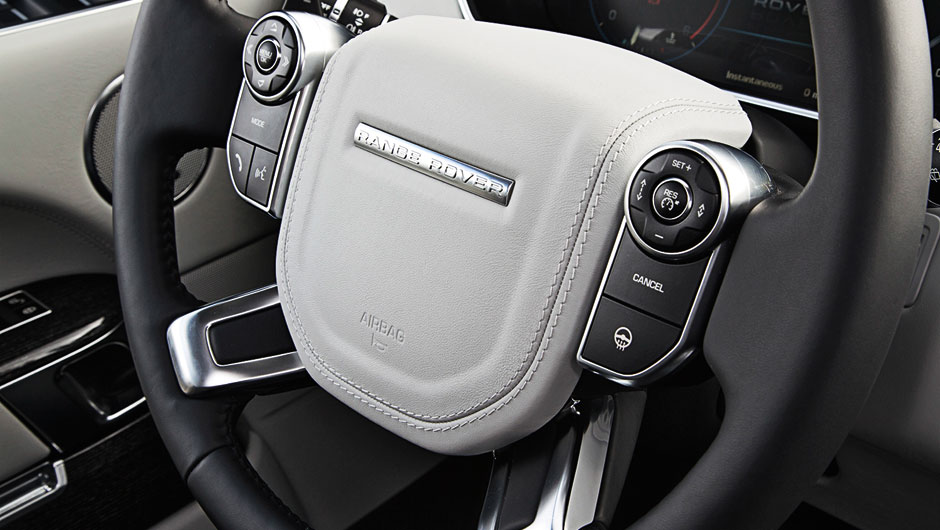 O volante continua congestionado pelo excesso de botões | <a href="https://beta-develop.quatrorodas.abril.com.br/carros/impressoes/range-rover-vogue-729749.shtml" rel="migration">Leia mais</a>