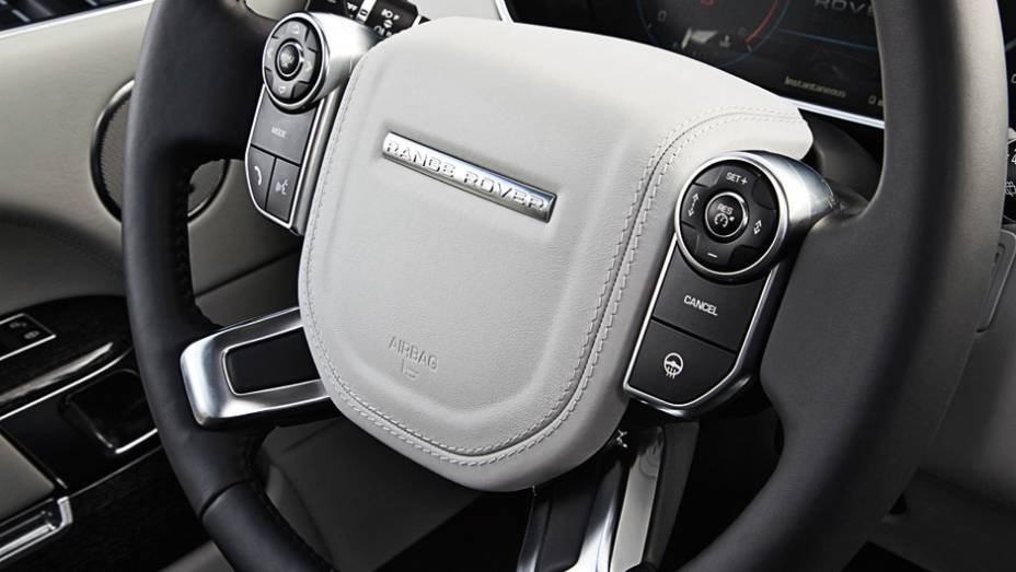 O volante continua congestionado pelo excesso de botões | <a href="https://beta-develop.quatrorodas.abril.com.br/carros/impressoes/range-rover-vogue-729749.shtml" rel="migration">Leia mais</a>