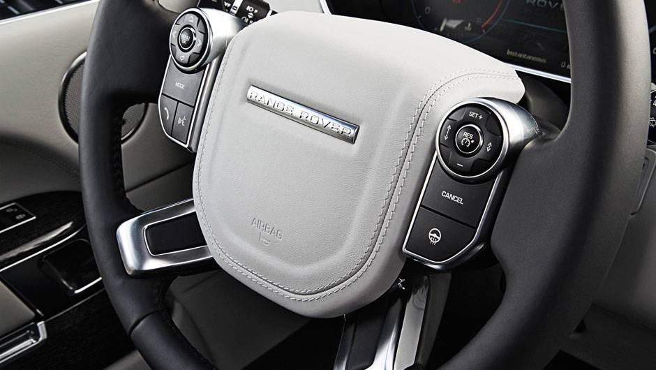 O volante continua congestionado pelo excesso de botões | <a href="https://beta-develop.quatrorodas.abril.com.br/carros/impressoes/range-rover-vogue-729749.shtml" rel="migration">Leia mais</a> O volante continua congestionado pelo excesso de botões | <a href="https://beta-develop.quatrorodas.abril.com.br/carros/impressoes/range-rover-vogue-729749.shtml" rel="migration">Leia mais</a>
