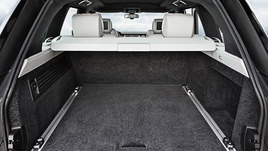 Porta-malas leva 550 litros | <a href="https://beta-develop.quatrorodas.abril.com.br/carros/impressoes/range-rover-vogue-729749.shtml" rel="migration">Leia mais</a>