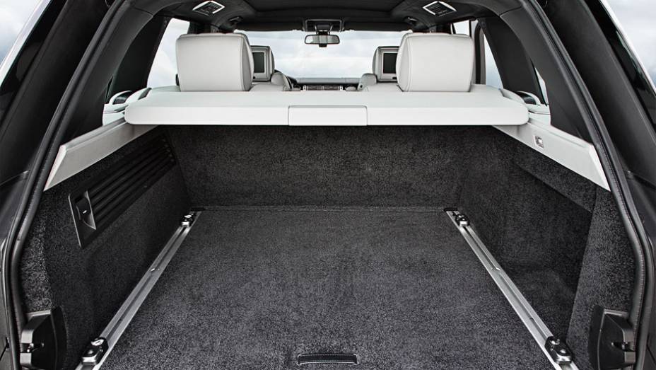Porta-malas leva 550 litros | <a href="https://beta-develop.quatrorodas.abril.com.br/carros/impressoes/range-rover-vogue-729749.shtml" rel="migration">Leia mais</a>