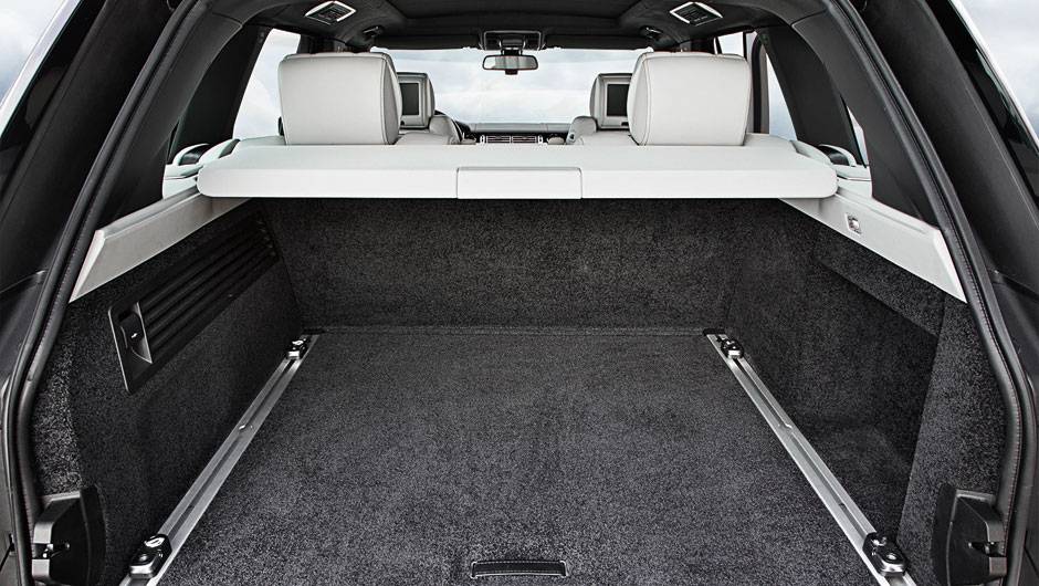 Porta-malas leva 550 litros | <a href="https://beta-develop.quatrorodas.abril.com.br/carros/impressoes/range-rover-vogue-729749.shtml" rel="migration">Leia mais</a> Porta-malas leva 550 litros | <a href="https://beta-develop.quatrorodas.abril.com.br/carros/impressoes/range-rover-vogue-729749.shtml" rel="migration">Leia mais</a>
