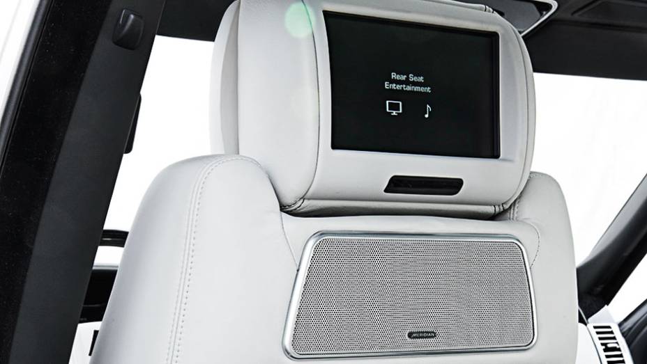 O pacote premium de som tem tela atrás do encosto de cabeca... | <a href="https://beta-develop.quatrorodas.abril.com.br/carros/impressoes/range-rover-vogue-729749.shtml" rel="migration">Leia mais</a>