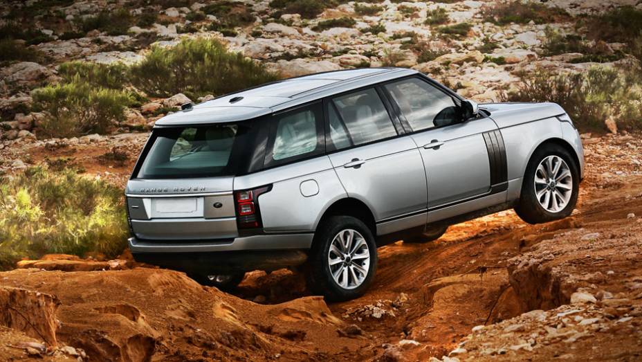 As colunas pintadas de preto criam o efeito do teto flutuante | <a href="https://beta-develop.quatrorodas.abril.com.br/carros/impressoes/range-rover-vogue-729749.shtml" rel="migration">Leia mais</a>