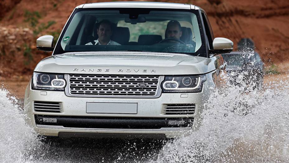 A suspensão a ar pode erguer o carro para vencer trechos alagados | <a href="https://beta-develop.quatrorodas.abril.com.br/carros/impressoes/range-rover-vogue-729749.shtml" rel="migration">Leia mais</a>