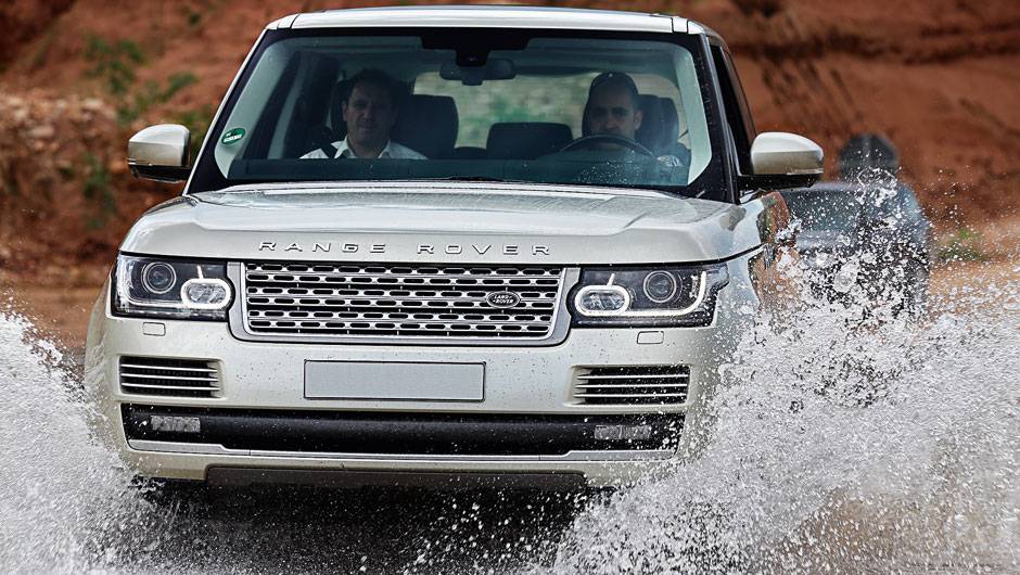 A suspensão a ar pode erguer o carro para vencer trechos alagados | <a href="https://beta-develop.quatrorodas.abril.com.br/carros/impressoes/range-rover-vogue-729749.shtml" rel="migration">Leia mais</a>