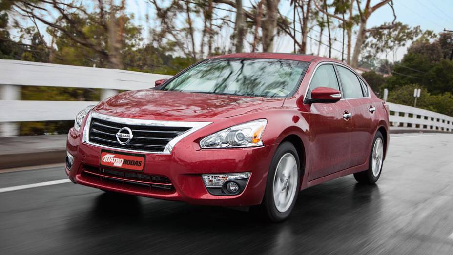 Formato dos faróis do Altima é inspirado no esportivo 370Z, mas não resulta em linhas harmoniosas com o resto da carroceria | <a href="https://beta-develop.quatrorodas.abril.com.br/carros/lancamentos/nissan-altima-759798.shtml" rel="migration">Leia mais</a> | <a href="h" rel="migration"></a>