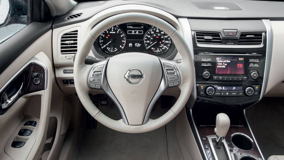 Acabamento é bem cuidado, porém desenho interno investe em linhas simples e discretas | <a href="https://beta-develop.quatrorodas.abril.com.br/carros/lancamentos/nissan-altima-759798.shtml" rel="migration">Leia mais</a> | <a href="https://beta-develop.quatrorodas.abril.com.br/carros/impres" rel="migration"></a>