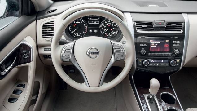 Acabamento é bem cuidado, porém desenho interno investe em linhas simples e discretas | <a href="https://beta-develop.quatrorodas.abril.com.br/carros/lancamentos/nissan-altima-759798.shtml" rel="migration">Leia mais</a> | <a href="https://beta-develop.quatrorodas.abril.com.br/carros/impres" rel="migration"></a> Acabamento é bem cuidado, porém desenho interno investe em linhas simples e discretas | <a href="https://beta-develop.quatrorodas.abril.com.br/carros/lancamentos/nissan-altima-759798.shtml" rel="migration">Leia mais</a> | <a href="https://beta-develop.quatrorodas.abril.com.br/carros/impres" rel="migration"></a>