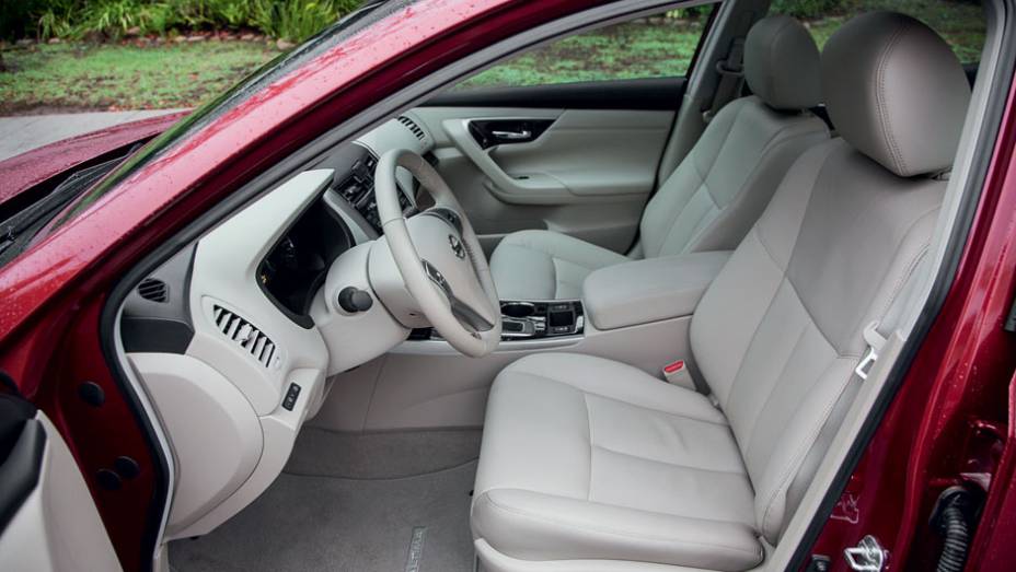Há couro em banco, portas e painel | <a href="https://beta-develop.quatrorodas.abril.com.br/carros/lancamentos/nissan-altima-759798.shtml" rel="migration">Leia mais</a> | <a href="https://beta-develop.quatrorodas.abril.com.br/carros/impressoes/nissan-altima-2-5-sl-729107.shtml" rel="migration">Impress&otilde;es ao Diri</a>
