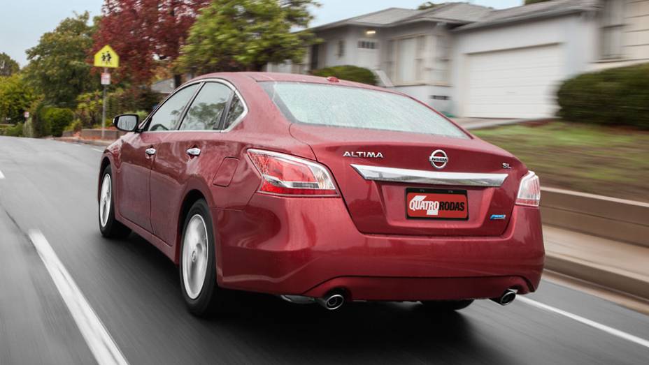 A abertura estreita do bagageiro e a linha alta do para-choque traseiro dificultam o acesso ao compartimento de carga | <a href="https://beta-develop.quatrorodas.abril.com.br/carros/lancamentos/nissan-altima-759798.shtml" rel="migration">Leia mais</a> | <a href="https://quatrorodas.abril." rel="migration"></a>
