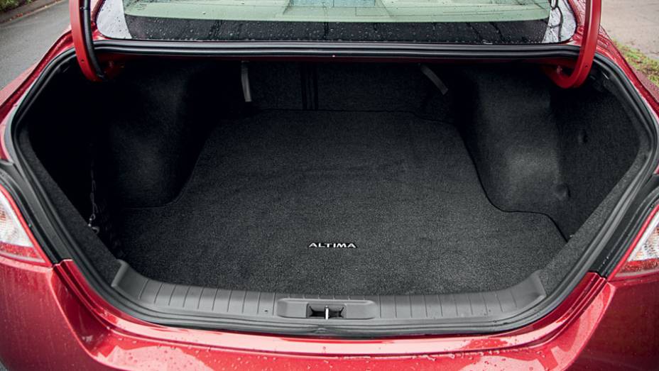 O porta-malas comporta 436 litros | <a href="https://beta-develop.quatrorodas.abril.com.br/carros/lancamentos/nissan-altima-759798.shtml" rel="migration">Leia mais</a> | <a href="https://beta-develop.quatrorodas.abril.com.br/carros/impressoes/nissan-altima-2-5-sl-729107.shtml" rel="migration">Impress&otilde;es ao Dirigir</a>
