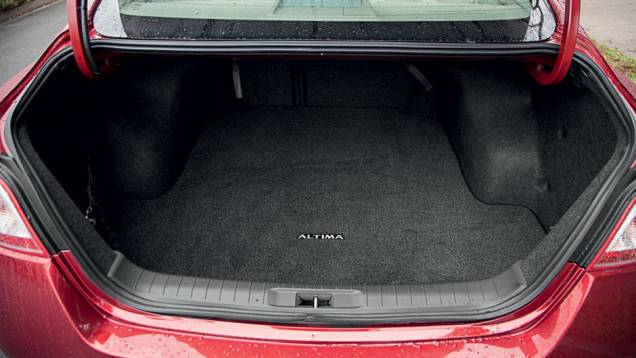 O porta-malas comporta 436 litros | <a href="https://beta-develop.quatrorodas.abril.com.br/carros/lancamentos/nissan-altima-759798.shtml" rel="migration">Leia mais</a> | <a href="https://beta-develop.quatrorodas.abril.com.br/carros/impressoes/nissan-altima-2-5-sl-729107.shtml" rel="migration">Impressões ao Dirigir</a> O porta-malas comporta 436 litros | <a href="https://beta-develop.quatrorodas.abril.com.br/carros/lancamentos/nissan-altima-759798.shtml" rel="migration">Leia mais</a> | <a href="https://beta-develop.quatrorodas.abril.com.br/carros/impressoes/nissan-altima-2-5-sl-729107.shtml" rel="migration">Impressões ao Dirigir</a>