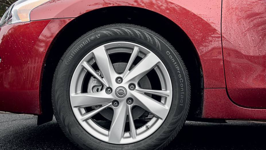 No Brasil, as rodas aro 18 foram trocadas por um conjunto de 17 polegadas | <a href="https://beta-develop.quatrorodas.abril.com.br/carros/lancamentos/nissan-altima-759798.shtml" rel="migration">Leia mais</a> | <a href="https://beta-develop.quatrorodas.abril.com.br/carros/impressoes/nissan-altima-2-5-s" rel="migration"></a>