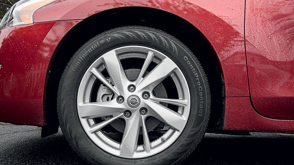 No Brasil, as rodas aro 18 foram trocadas por um conjunto de 17 polegadas | <a href="https://beta-develop.quatrorodas.abril.com.br/carros/lancamentos/nissan-altima-759798.shtml" rel="migration">Leia mais</a> | <a href="https://beta-develop.quatrorodas.abril.com.br/carros/impressoes/nissan-altima-2-5-s" rel="migration"></a>
