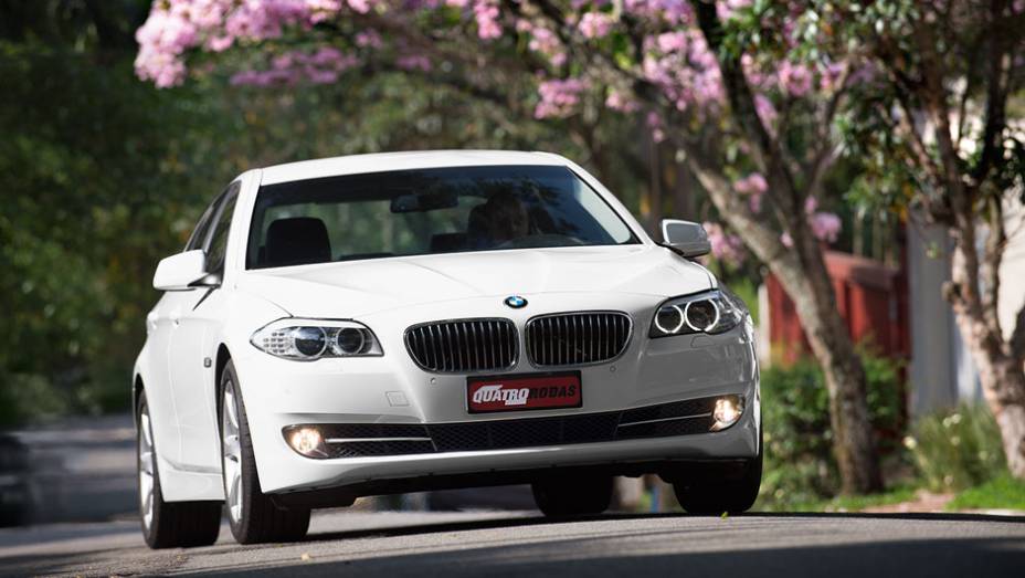 Nova versão tem motor menor e preço mais baixo | <a href="https://beta-develop.quatrorodas.abril.com.br/carros/lancamentos/bmw-528i-726871.shtml" rel="migration">Leia mais</a> Nova versão tem motor menor e preço mais baixo | <a href="https://beta-develop.quatrorodas.abril.com.br/carros/lancamentos/bmw-528i-726871.shtml" rel="migration">Leia mais</a>