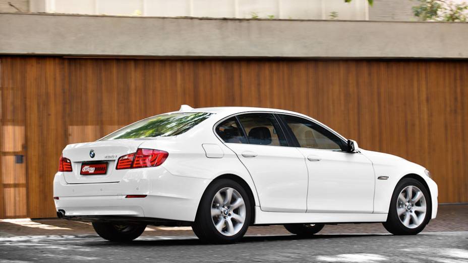 528i tem apenas uma versão de acabamento | <a href="https://beta-develop.quatrorodas.abril.com.br/carros/lancamentos/bmw-528i-726871.shtml" rel="migration">Leia mais</a> 528i tem apenas uma versão de acabamento | <a href="https://beta-develop.quatrorodas.abril.com.br/carros/lancamentos/bmw-528i-726871.shtml" rel="migration">Leia mais</a>