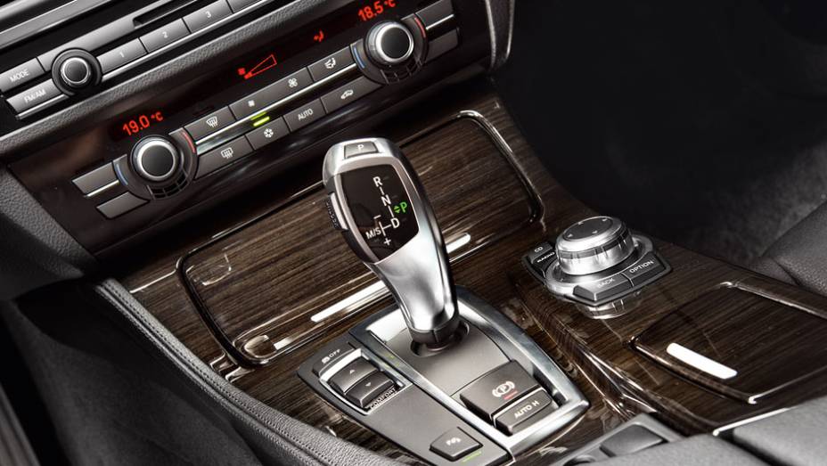 No console, câmbio automático de oito marchas e sistema Driving Experience | <a href="https://beta-develop.quatrorodas.abril.com.br/carros/lancamentos/bmw-528i-726871.shtml" rel="migration">Leia mais</a> No console, câmbio automático de oito marchas e sistema Driving Experience | <a href="https://beta-develop.quatrorodas.abril.com.br/carros/lancamentos/bmw-528i-726871.shtml" rel="migration">Leia mais</a>