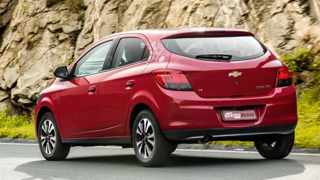 Traseira nem tão original, mas de traços elegantes. Tem sensor de estacionamento e porta-malas com travamento elétrico | <a href="https://beta-develop.quatrorodas.abril.com.br/carros/comparativos/chevrolet-onix-x-chevrolet-agile-729371.shtml" rel="migration"></a> Traseira nem tão original, mas de traços elegantes. Tem sensor de estacionamento e porta-malas com travamento elétrico | <a href="https://beta-develop.quatrorodas.abril.com.br/carros/comparativos/chevrolet-onix-x-chevrolet-agile-729371.shtml" rel="migration"></a>