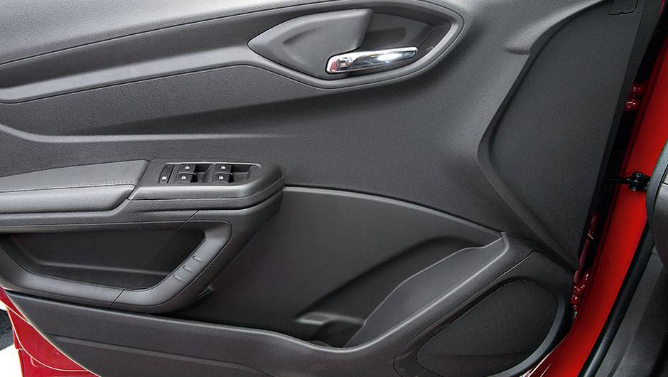 Puxador da porta em posição muito baixa é ruim de usar | <a href="https://beta-develop.quatrorodas.abril.com.br/carros/comparativos/chevrolet-onix-x-chevrolet-agile-729371.shtml" rel="migration">Leia mais</a> Puxador da porta em posição muito baixa é ruim de usar | <a href="https://beta-develop.quatrorodas.abril.com.br/carros/comparativos/chevrolet-onix-x-chevrolet-agile-729371.shtml" rel="migration">Leia mais</a>
