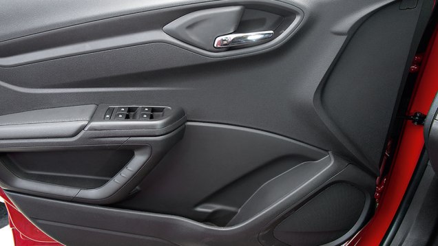 Puxador da porta em posição muito baixa é ruim de usar | <a href="https://beta-develop.quatrorodas.abril.com.br/carros/comparativos/chevrolet-onix-x-chevrolet-agile-729371.shtml" rel="migration">Leia mais</a> Puxador da porta em posição muito baixa é ruim de usar | <a href="https://beta-develop.quatrorodas.abril.com.br/carros/comparativos/chevrolet-onix-x-chevrolet-agile-729371.shtml" rel="migration">Leia mais</a>