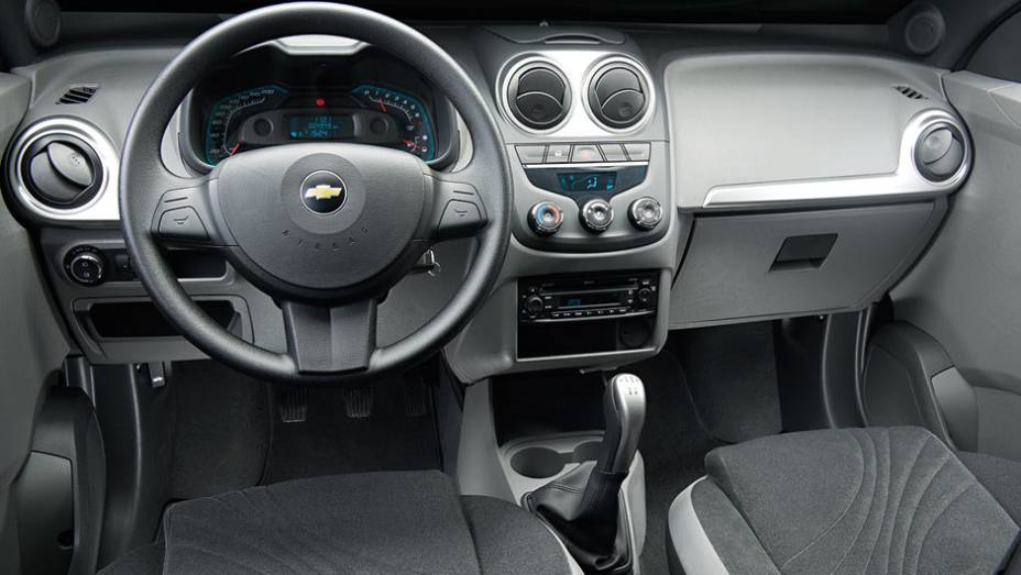 Agile foi o precursor do quadro de instrumentos azul e do cockpit duplo | <a href="https://beta-develop.quatrorodas.abril.com.br/carros/comparativos/chevrolet-onix-x-chevrolet-agile-729371.shtml" rel="migration">Leia mais</a>