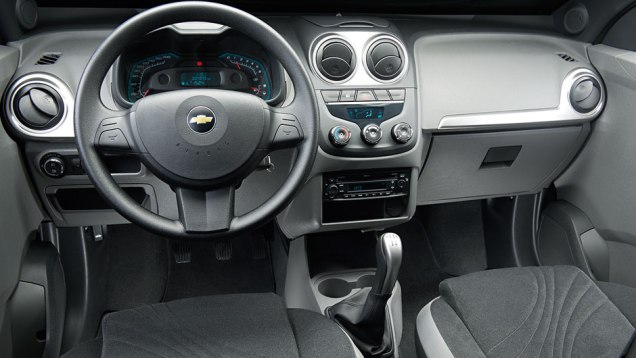 Agile foi o precursor do quadro de instrumentos azul e do cockpit duplo | <a href="https://beta-develop.quatrorodas.abril.com.br/carros/comparativos/chevrolet-onix-x-chevrolet-agile-729371.shtml" rel="migration">Leia mais</a> Agile foi o precursor do quadro de instrumentos azul e do cockpit duplo | <a href="https://beta-develop.quatrorodas.abril.com.br/carros/comparativos/chevrolet-onix-x-chevrolet-agile-729371.shtml" rel="migration">Leia mais</a>