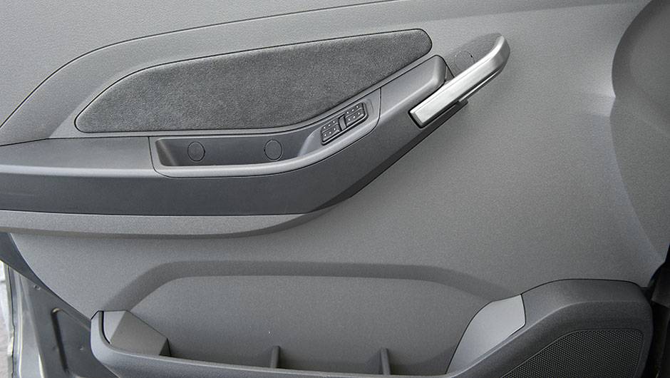 Vidros elétricos têm função um-toque para as 4 portas | <a href="https://beta-develop.quatrorodas.abril.com.br/carros/comparativos/chevrolet-onix-x-chevrolet-agile-729371.shtml" rel="migration">Leia mais</a> Vidros elétricos têm função um-toque para as 4 portas | <a href="https://beta-develop.quatrorodas.abril.com.br/carros/comparativos/chevrolet-onix-x-chevrolet-agile-729371.shtml" rel="migration">Leia mais</a>