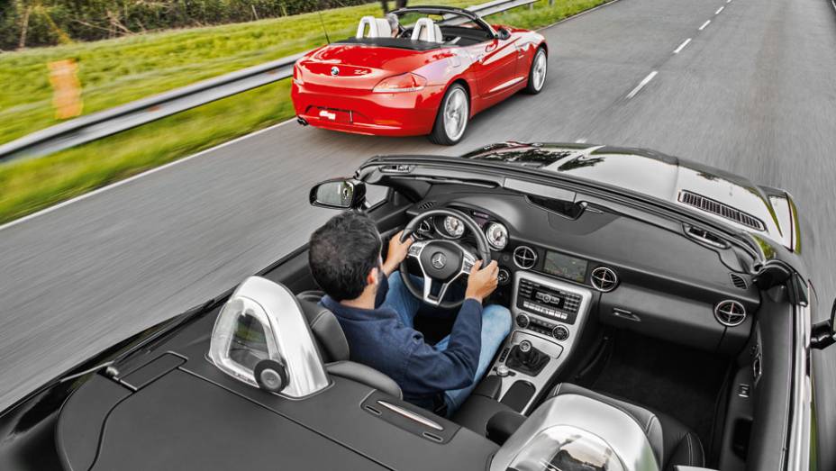 Abrir o teto dos conversíveis... | <a href="https://beta-develop.quatrorodas.abril.com.br/carros/comparativos/bmw-z4-sdrive-2-0i-x-mercedes-benz-slk-250-729203.shtml" rel="migration">Leia mais</a>