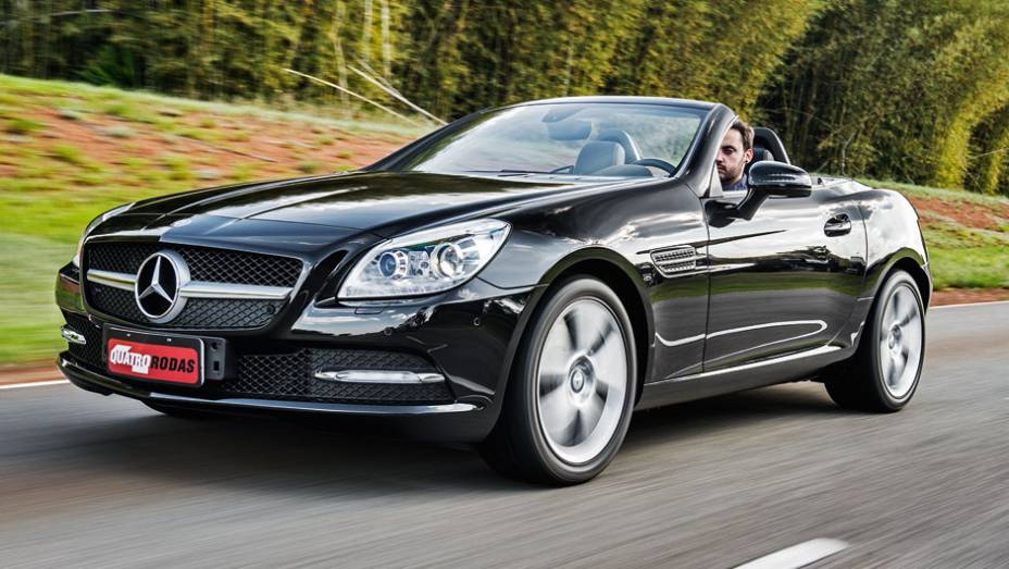 Mercedes traz rodas de liga leve aro 17 | <a href="https://beta-develop.quatrorodas.abril.com.br/carros/comparativos/bmw-z4-sdrive-2-0i-x-mercedes-benz-slk-250-729203.shtml" rel="migration">Leia mais</a>