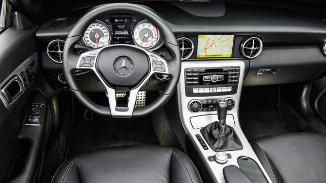 Sistema de navegação por GPS é item de série | <a href="https://beta-develop.quatrorodas.abril.com.br/carros/comparativos/bmw-z4-sdrive-2-0i-x-mercedes-benz-slk-250-729203.shtml" rel="migration">Leia mais</a> Sistema de navegação por GPS é item de série | <a href="https://beta-develop.quatrorodas.abril.com.br/carros/comparativos/bmw-z4-sdrive-2-0i-x-mercedes-benz-slk-250-729203.shtml" rel="migration">Leia mais</a>
