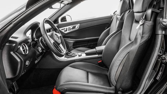 Bancos de couro têm grandes apoios laterais | <a href="https://beta-develop.quatrorodas.abril.com.br/carros/comparativos/bmw-z4-sdrive-2-0i-x-mercedes-benz-slk-250-729203.shtml" rel="migration">Leia mais</a> Bancos de couro têm grandes apoios laterais | <a href="https://beta-develop.quatrorodas.abril.com.br/carros/comparativos/bmw-z4-sdrive-2-0i-x-mercedes-benz-slk-250-729203.shtml" rel="migration">Leia mais</a>