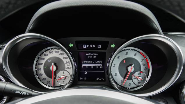 Computador de bordo ajuda a economizar combustível | <a href="https://beta-develop.quatrorodas.abril.com.br/carros/comparativos/bmw-z4-sdrive-2-0i-x-mercedes-benz-slk-250-729203.shtml" rel="migration">Leia mais</a> Computador de bordo ajuda a economizar combustível | <a href="https://beta-develop.quatrorodas.abril.com.br/carros/comparativos/bmw-z4-sdrive-2-0i-x-mercedes-benz-slk-250-729203.shtml" rel="migration">Leia mais</a>