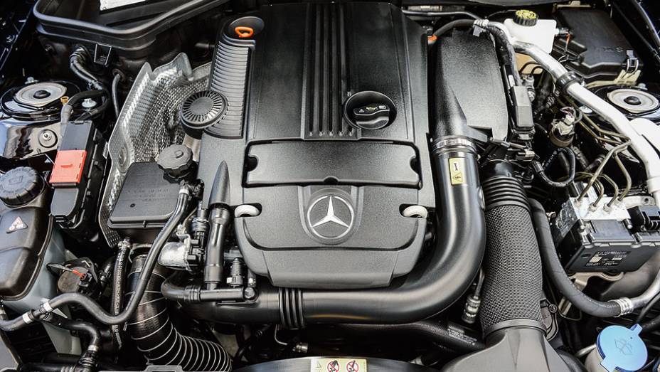 Motor 1.8 de quatro cilindros gera 204 cv de potência | <a href="https://beta-develop.quatrorodas.abril.com.br/carros/comparativos/bmw-z4-sdrive-2-0i-x-mercedes-benz-slk-250-729203.shtml" rel="migration">Leia mais</a>