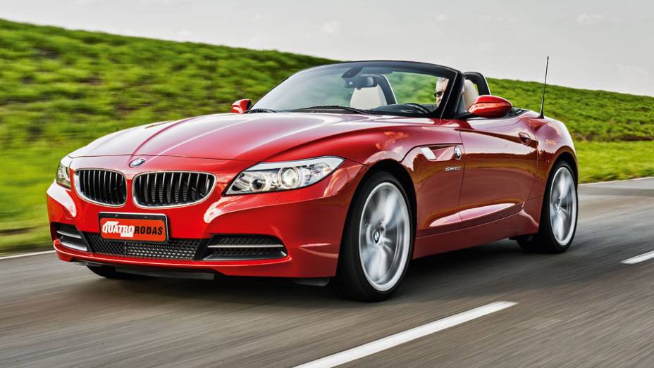 No BMW, as rodas esportivas têm aro de 19 polegadas | <a href="https://beta-develop.quatrorodas.abril.com.br/carros/comparativos/bmw-z4-sdrive-2-0i-x-mercedes-benz-slk-250-729203.shtml" rel="migration">Leia mais</a>