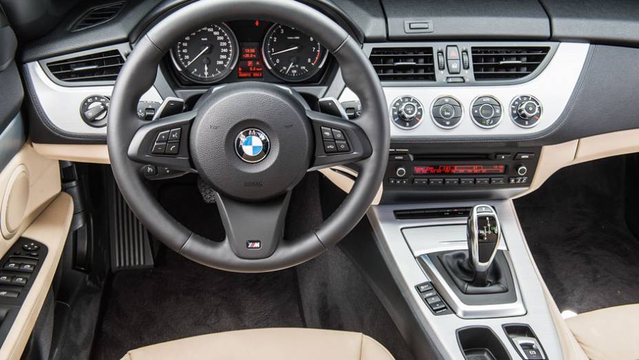 No console: comandos do sistema Driving Experience | <a href="https://beta-develop.quatrorodas.abril.com.br/carros/comparativos/bmw-z4-sdrive-2-0i-x-mercedes-benz-slk-250-729203.shtml" rel="migration">Leia mais</a>