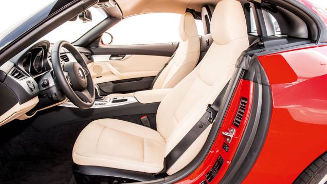 Fechado, o teto garante baixo nível de ruído a bordo | <a href="https://beta-develop.quatrorodas.abril.com.br/carros/comparativos/bmw-z4-sdrive-2-0i-x-mercedes-benz-slk-250-729203.shtml" rel="migration">Leia mais</a> Fechado, o teto garante baixo nível de ruído a bordo | <a href="https://beta-develop.quatrorodas.abril.com.br/carros/comparativos/bmw-z4-sdrive-2-0i-x-mercedes-benz-slk-250-729203.shtml" rel="migration">Leia mais</a>