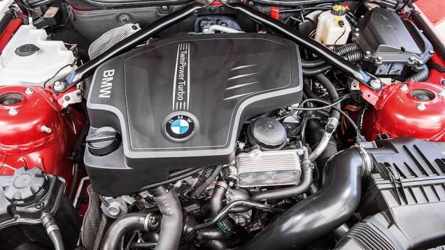 Faixa vermelha do conta-giros começa em 7 000 rpm | <a href="https://beta-develop.quatrorodas.abril.com.br/carros/comparativos/bmw-z4-sdrive-2-0i-x-mercedes-benz-slk-250-729203.shtml" rel="migration">Leia mais</a> Faixa vermelha do conta-giros começa em 7 000 rpm | <a href="https://beta-develop.quatrorodas.abril.com.br/carros/comparativos/bmw-z4-sdrive-2-0i-x-mercedes-benz-slk-250-729203.shtml" rel="migration">Leia mais</a>