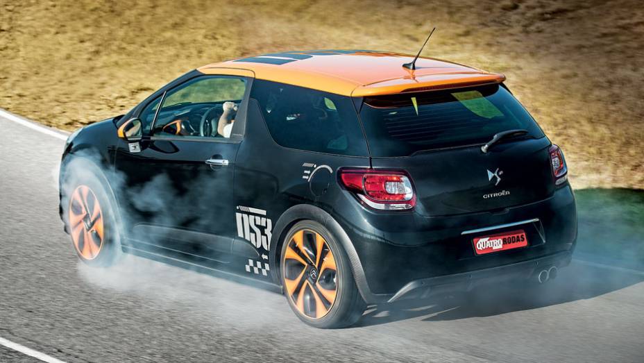 O comportamento em curvas é tão neutro quanto o do DS3 sem preparação | <a href="https://beta-develop.quatrorodas.abril.com.br/carros/testes/citroen-ds3-racing-728659.shtml" rel="migration">Leia mais</a>