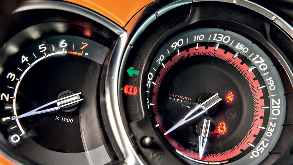 Painel e pacote de equipamentos são, basicamente... | <a href="https://beta-develop.quatrorodas.abril.com.br/carros/testes/citroen-ds3-racing-728659.shtml" rel="migration">Leia mais</a>