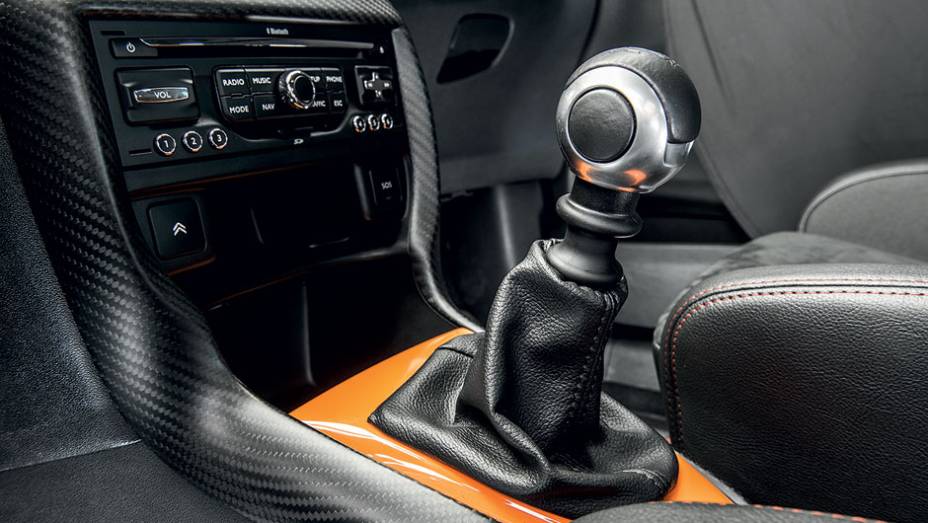 O câmbio é manual de seis marchas | <a href="https://beta-develop.quatrorodas.abril.com.br/carros/testes/citroen-ds3-racing-728659.shtml" rel="migration">Leia mais</a>