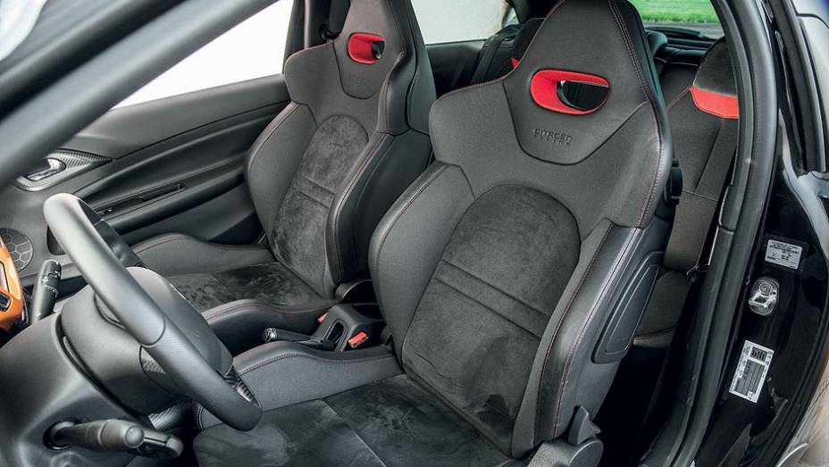 Bancos esportivos sustentam o corpo do piloto nas curvas | <a href="https://beta-develop.quatrorodas.abril.com.br/carros/testes/citroen-ds3-racing-728659.shtml" rel="migration">Leia mais</a>