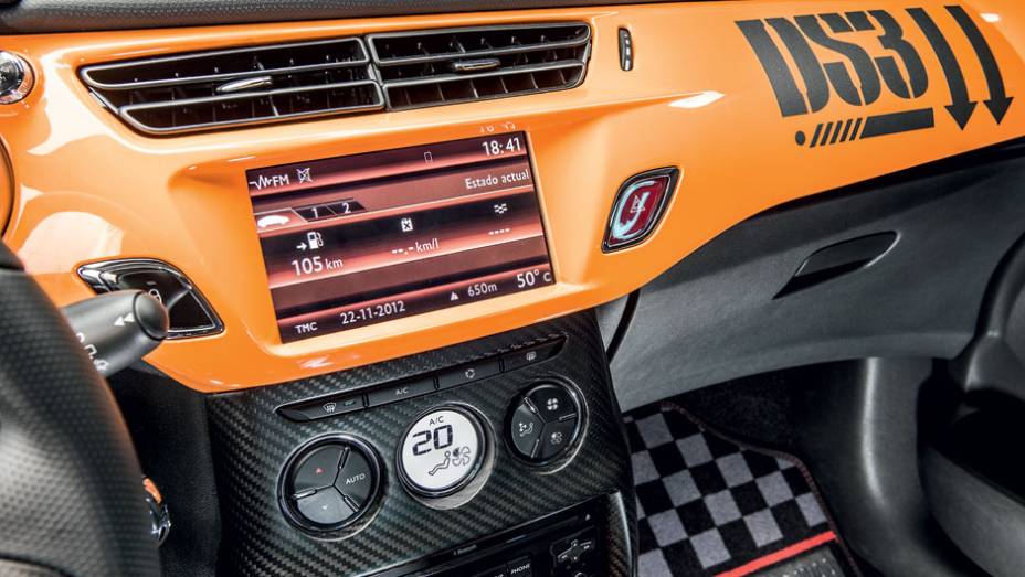 Tela central exibe as informações do computador de bordo | <a href="https://beta-develop.quatrorodas.abril.com.br/carros/testes/citroen-ds3-racing-728659.shtml" rel="migration">Leia mais</a>