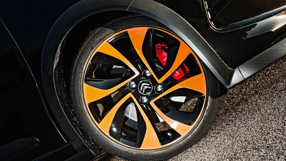 Rodas dianteiras aro 18 revelam disco maior e pinça Citroën Racing, by Brembo | <a href="https://beta-develop.quatrorodas.abril.com.br/carros/testes/citroen-ds3-racing-728659.shtml" rel="migration">Leia mais</a>
